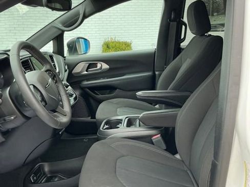 Used 2023 Chrysler Pacifica Touring FWD image 10