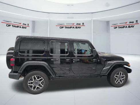 Used 2025 Jeep Wrangler Unlimited Sahara AWD/4WD image 7