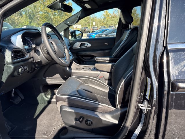 Used 2026 Chrysler Pacifica Limited FWD image 19
