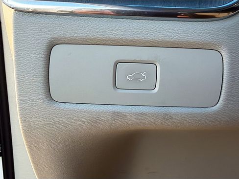 Used 2025 Volvo XC60 B5 Ultra w/ Climate Package image 35