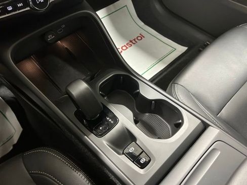 Used 2025 Volvo XC40 B5 Core image 22