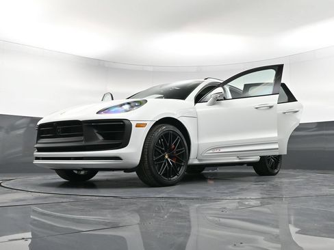 Certified 2025 Porsche Macan GTS AWD/4WD image 39