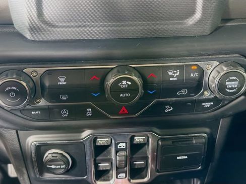 Used 2019 Jeep Wrangler Unlimited Sahara AWD/4WD image 19