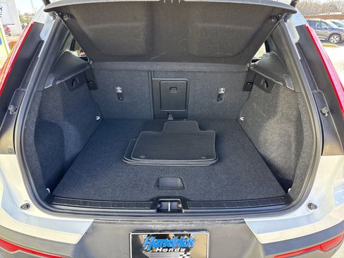 Used 2025 Volvo XC40 B5 Core image 33