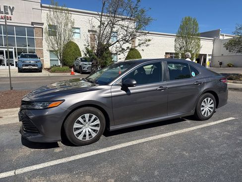 Used 2018 Toyota Camry FWD image 5