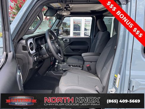 New 2025 Jeep Gladiator Sport image 3