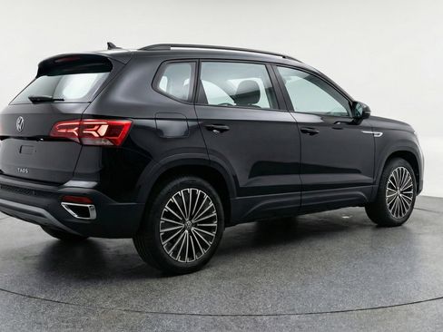 Used 2025 Volkswagen Taos SE image 9