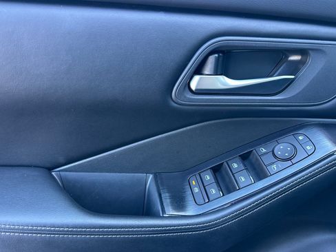 Used 2025 Nissan Rogue SV FWD image 11