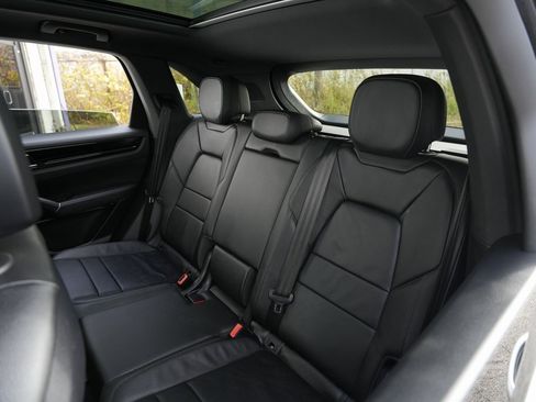 Used 2020 Porsche Cayenne image 24