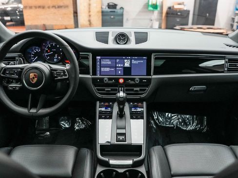 Certified 2025 Porsche Macan image 15