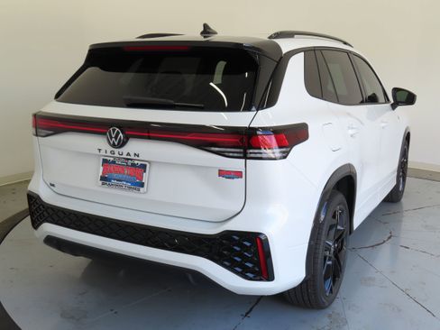 New 2026 Volkswagen Tiguan SE R-Line image 4