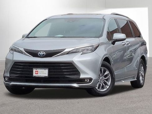 Certified 2025 Toyota Sienna XLE FWD image 1
