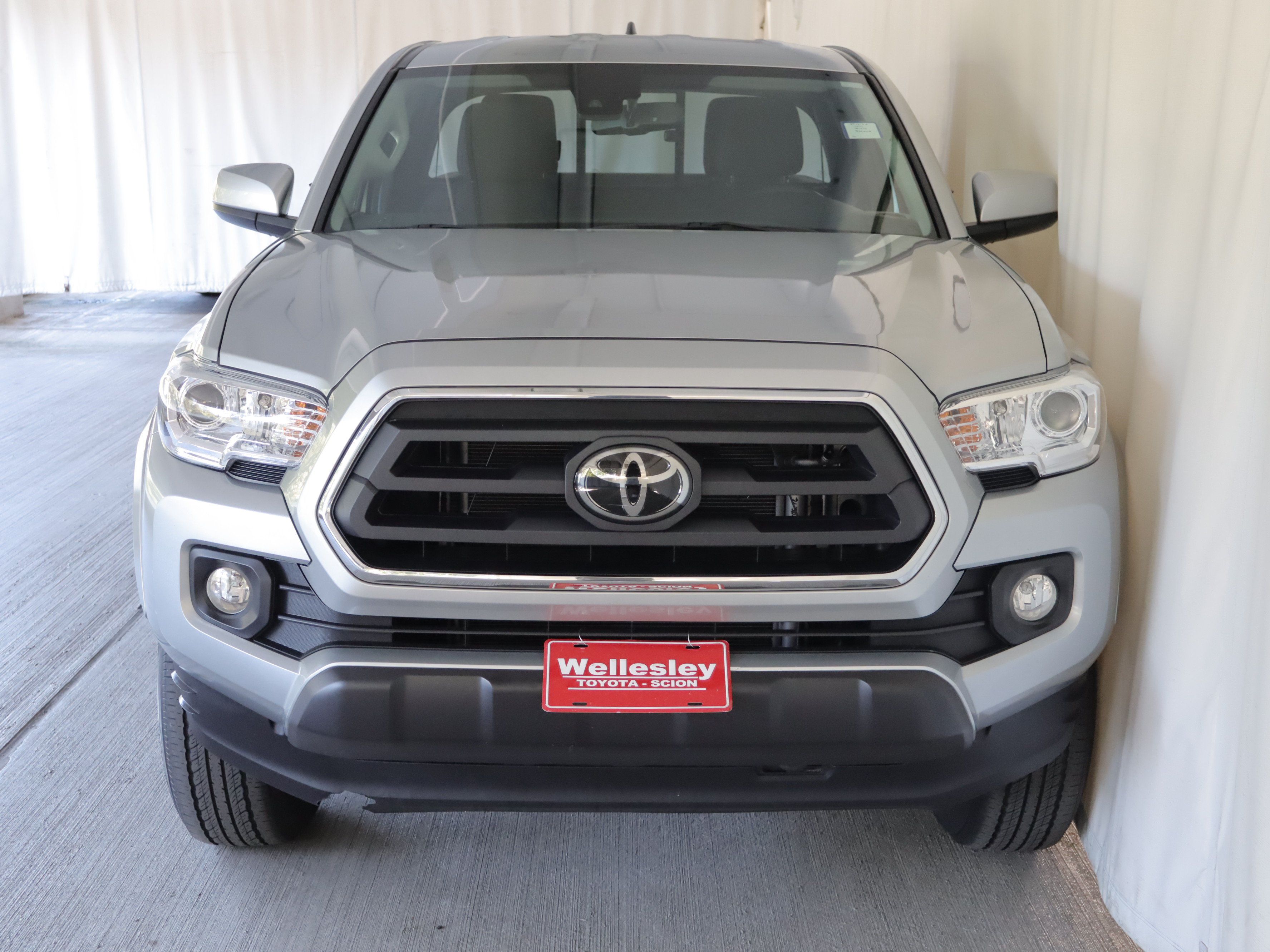 Used 2022 Toyota Tacoma SR5 AWD/4WD image 3