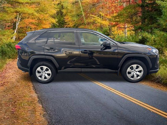 Used 2021 Toyota RAV4 LE AWD/4WD image 2