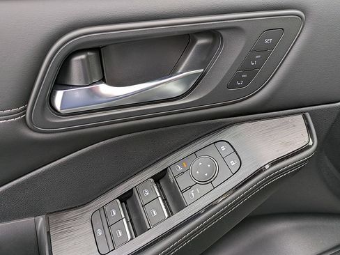 New 2025 Nissan Rogue SL w/ Tech Package AWD/4WD image 11