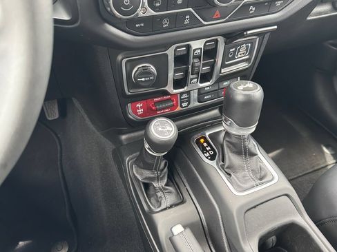 Used 2025 Jeep Wrangler Unlimited Rubicon AWD/4WD image 34