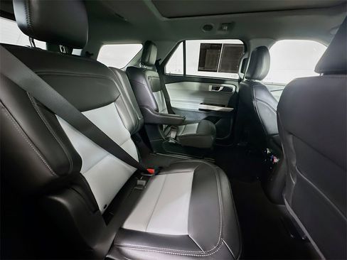 Used 2022 Ford Explorer XLT w/ Equipment Group 202A image 11