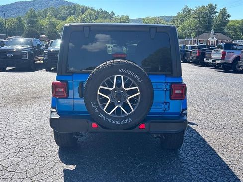Used 2024 Jeep Wrangler Unlimited Sahara AWD/4WD image 6