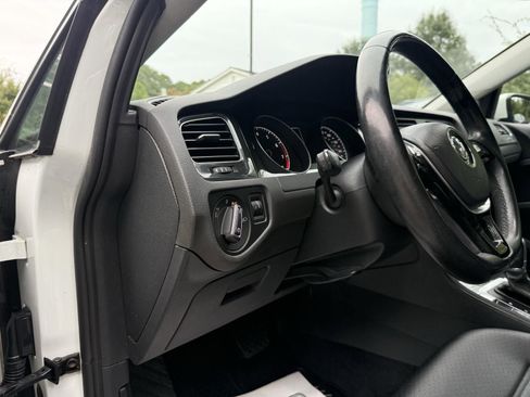 Used 2019 Volkswagen Golf SE image 15