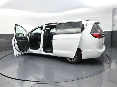 New 2026 Chrysler Pacifica Select image 29