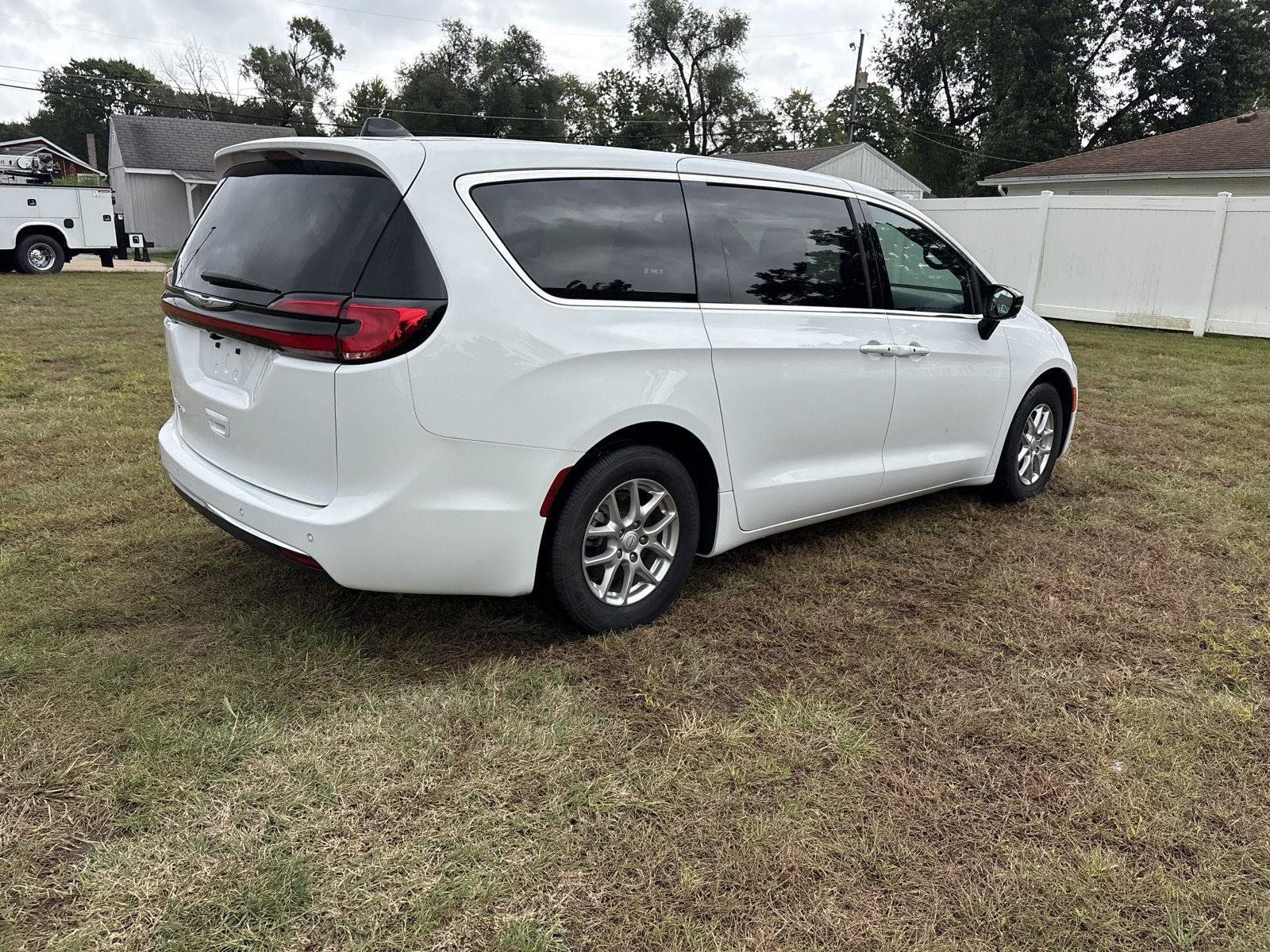 Used 2026 Chrysler Pacifica Select FWD image 5