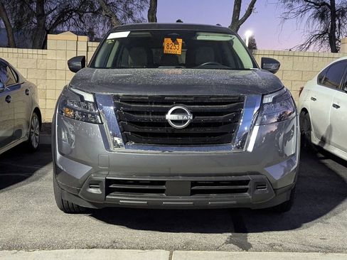Used 2024 Nissan Pathfinder SV image 2