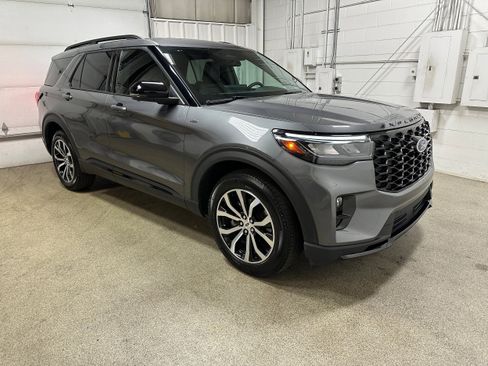 Certified 2025 Ford Explorer ST-Line AWD/4WD image 4
