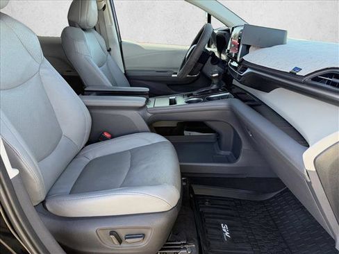 Used 2022 Toyota Sienna Limited image 11