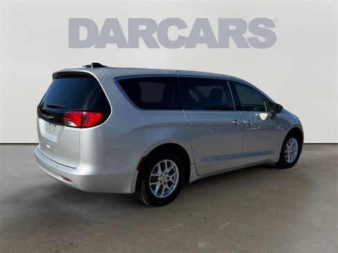 Used 2024 Chrysler Voyager LX image 7