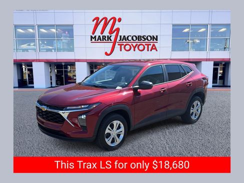 Used 2024 Chevrolet Trax LS FWD image 1