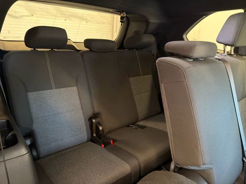 Used 2025 GMC Acadia Elevation image 40