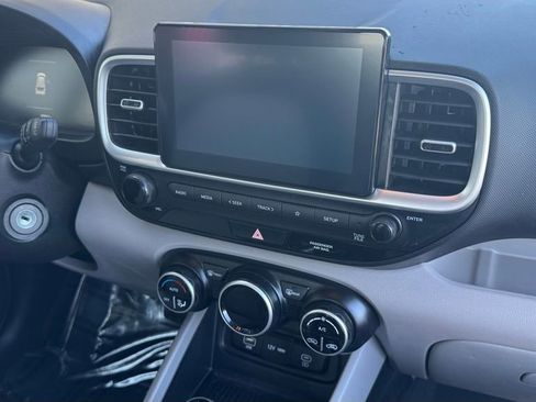 Used 2023 Hyundai Venue SEL image 21