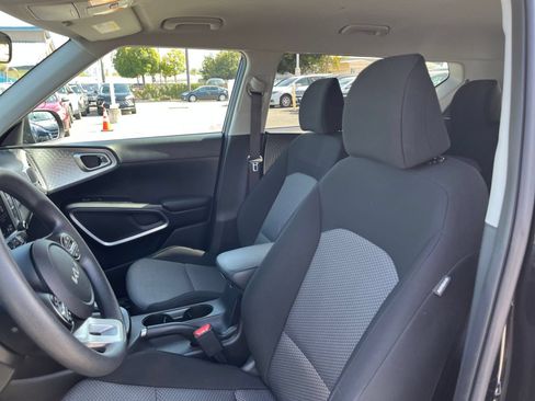Used 2025 Kia Soul LX w/ LX Technology Package FWD image 36