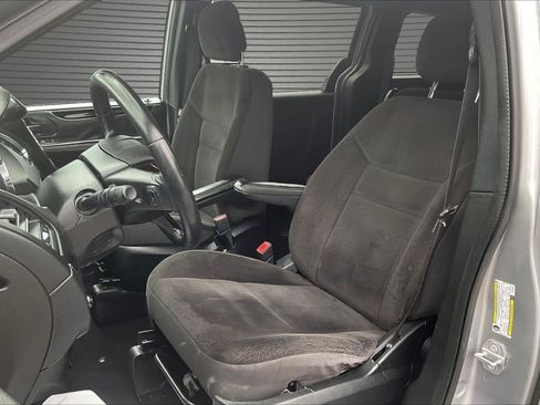 Used 2018 Dodge Grand Caravan SE FWD image 19