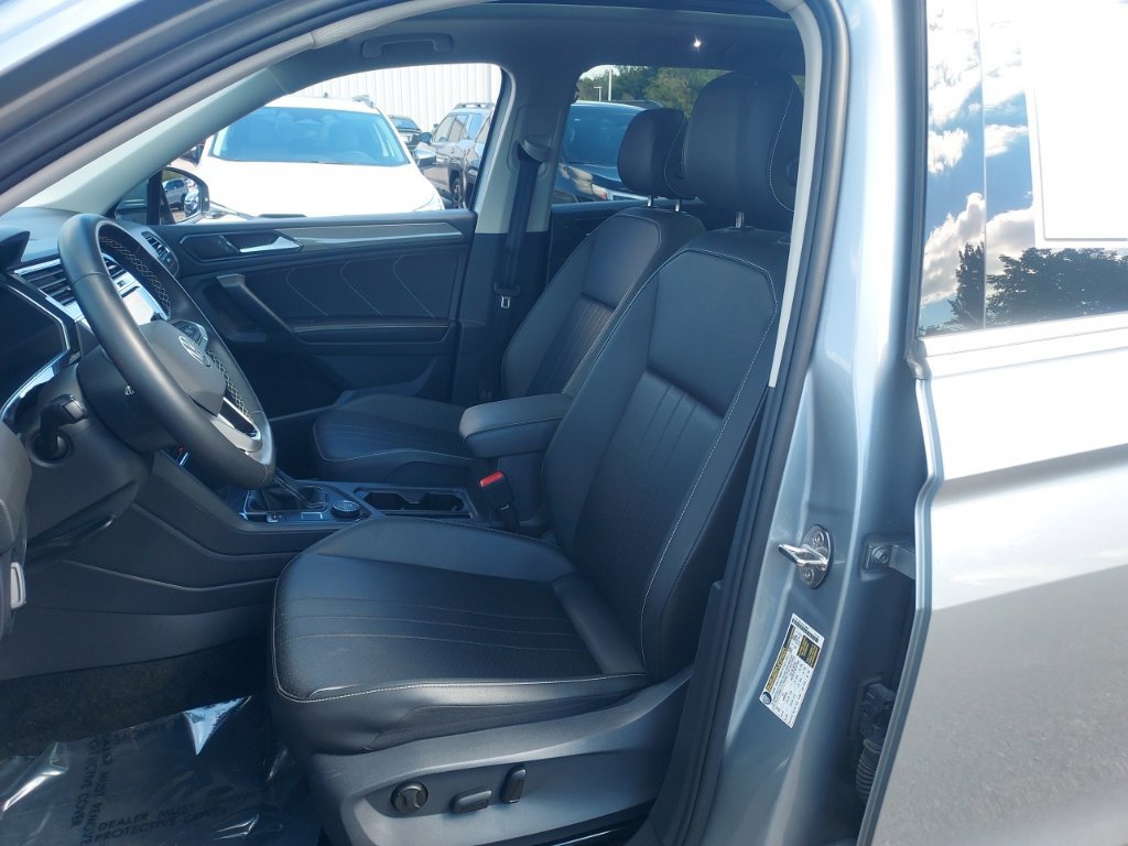 Certified 2023 Volkswagen Tiguan SE w/ Panoramic Sunroof Package AWD/4WD image 30
