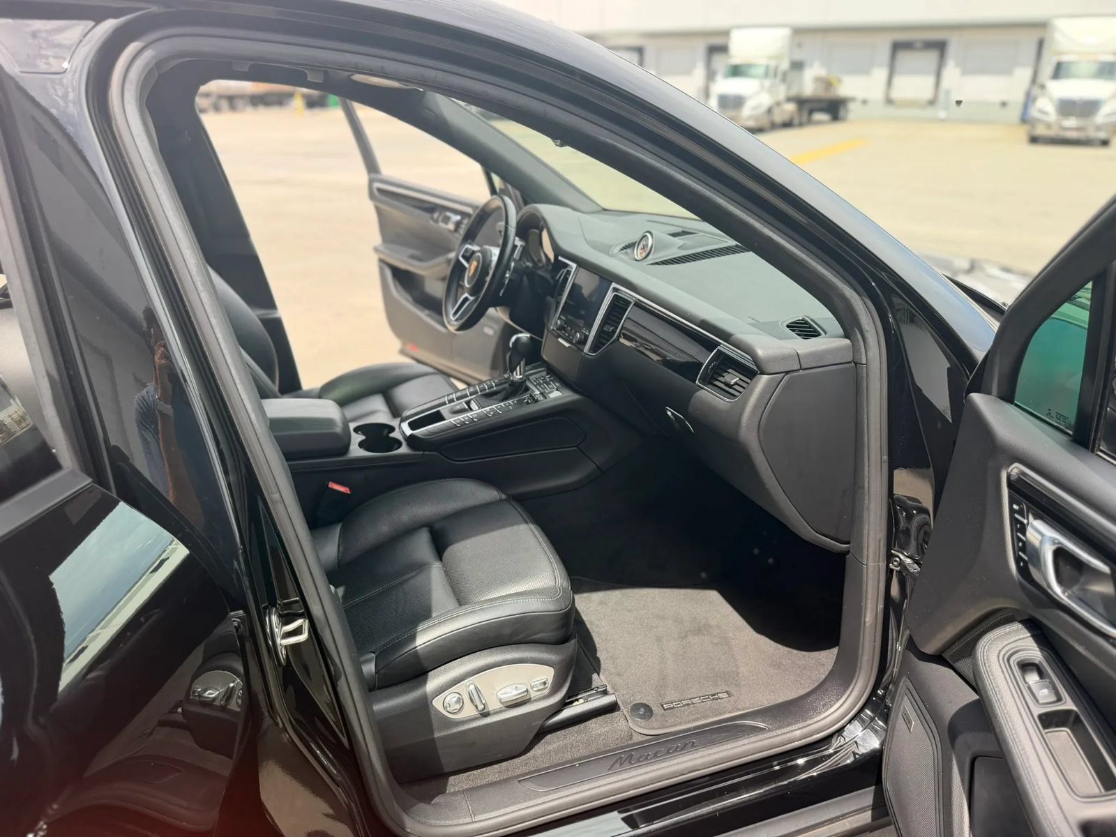 Used 2018 Porsche Macan Sport Edition AWD/4WD image 23