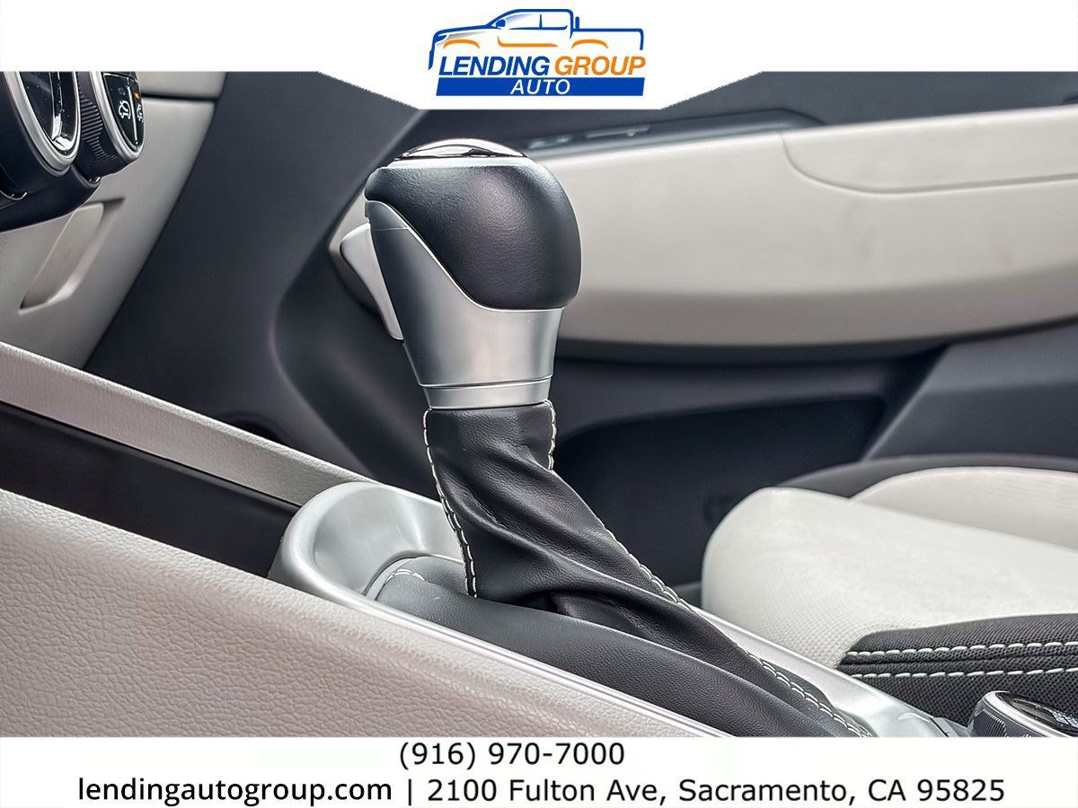 Used 2023 Hyundai Venue SEL FWD image 21