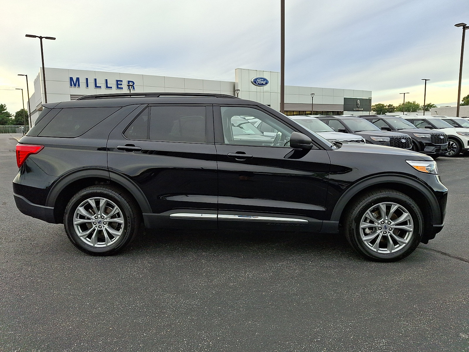 Certified 2022 Ford Explorer XLT w/ Equipment Group 202A AWD/4WD image 7