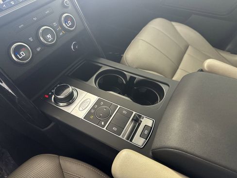Used 2019 Land Rover Discovery SE image 25