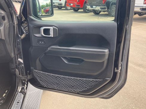 Used 2019 Jeep Wrangler Unlimited Sahara image 19
