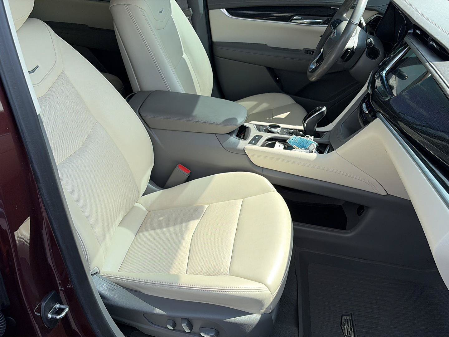 Used 2022 Cadillac XT6 Premium Luxury w/ LPO, Floor Liner Package AWD/4WD image 24