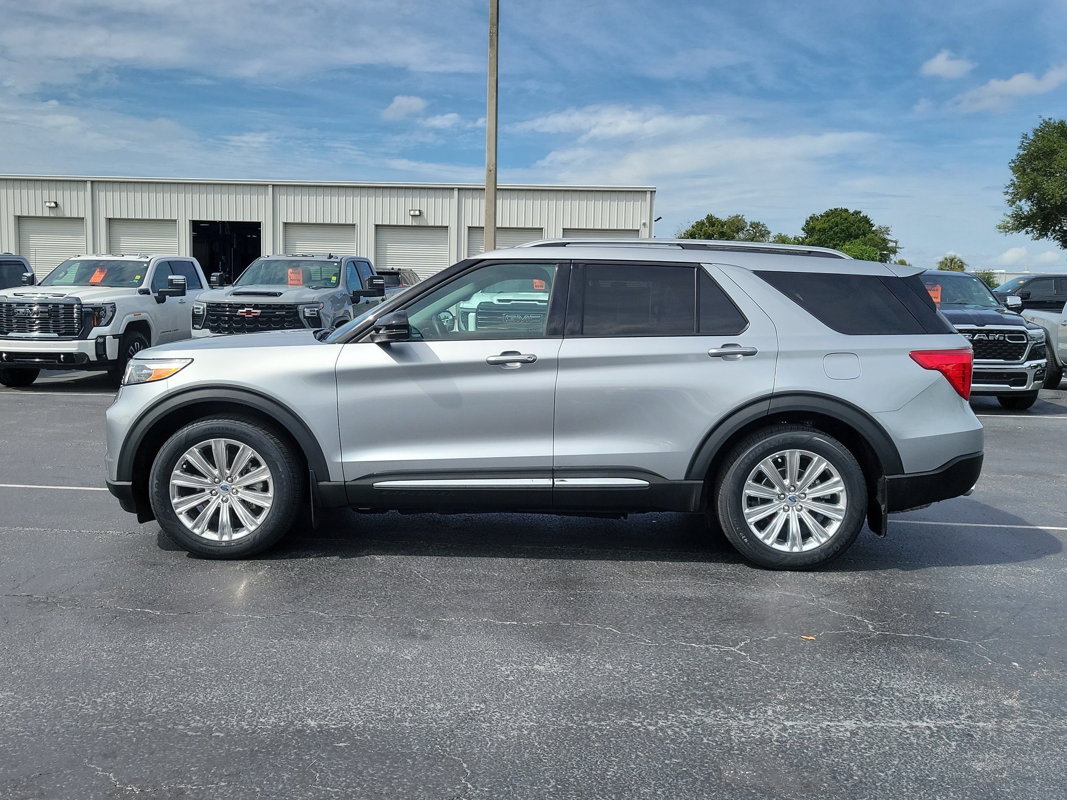 Used 2023 Ford Explorer Limited w/ Equipment Group 301A RWD image 6