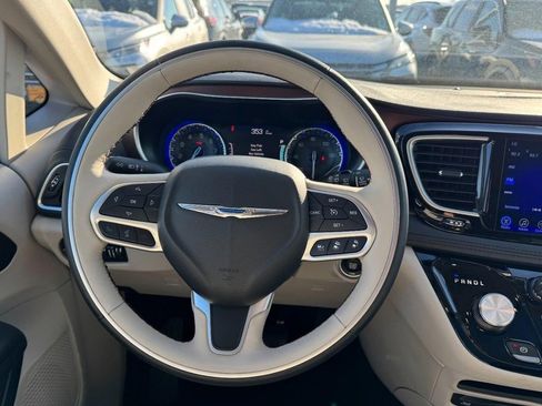 Used 2017 Chrysler Pacifica Limited w/ UConnect Theater Package image 14