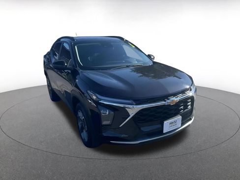 Used 2025 Chevrolet Trax LT image 3
