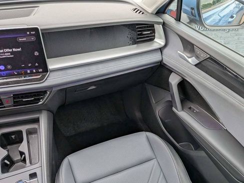 Certified 2025 Volkswagen Tiguan SE FWD image 17