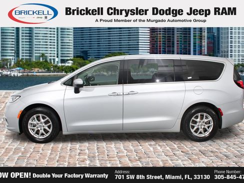 Used 2023 Chrysler Pacifica Touring-L FWD image 2