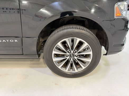Used 2017 Lincoln Navigator Select RWD image 31