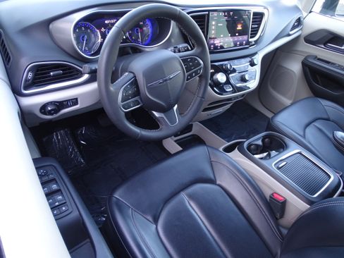 Used 2023 Chrysler Pacifica Touring-L FWD image 7