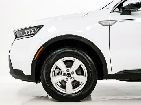 Used 2023 Kia Sorento LX image 28