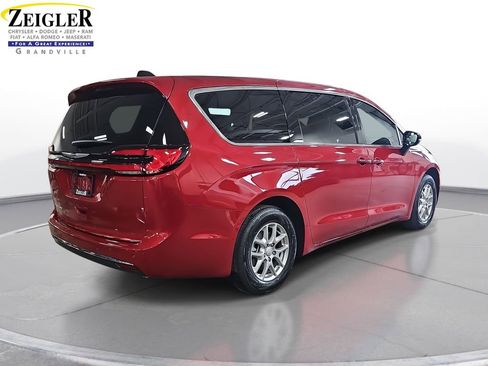 New 2026 Chrysler Pacifica Select image 5
